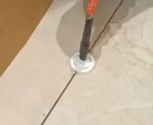 雁塔瓷砖空鼓维修公司专业解答瓷砖在铺贴过程中，如果没有涂抹均匀到位的粘结材料（如水泥砂浆或瓷砖胶），可能会导致以下问题
